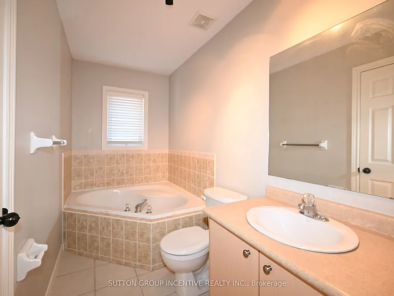 28 Silvercreek Cres #UPPER — Photo 13
