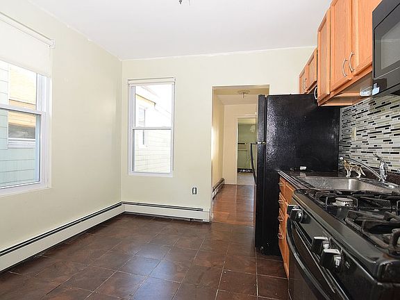 3rd image of 340 John St