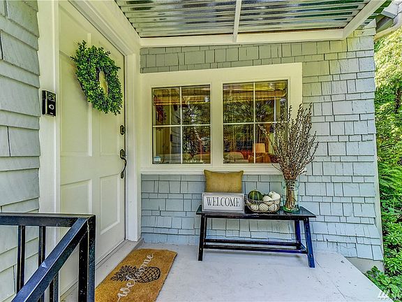 Inviting Front Entrance welcomes you in.