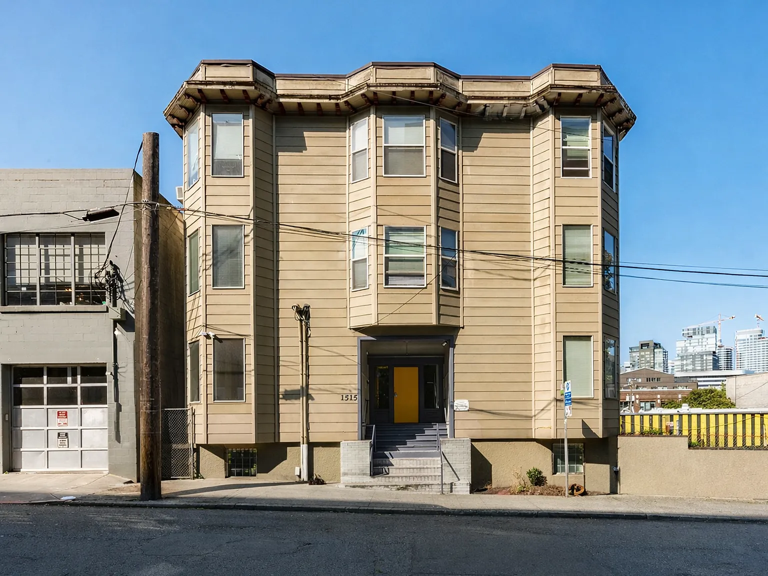 Centrally located community living. — Photo 1