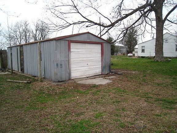 4th image of 210 Elm Dr