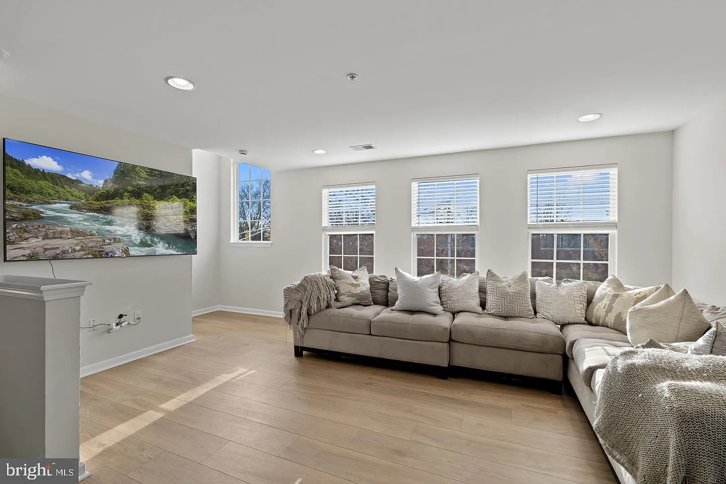 3 bed, 2.5 bath, 1806 sqft, $2,700 — Photo 3