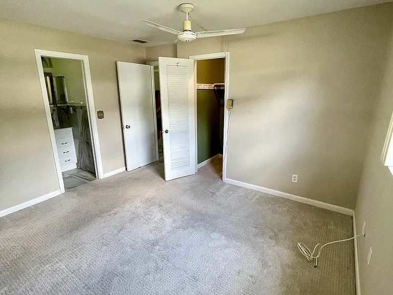 Master bed w/ en-suite bath & walk-in closet