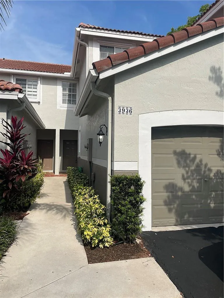 3 bed, 2.5 bath, 1443 sqft, $3,450 — Photo 2