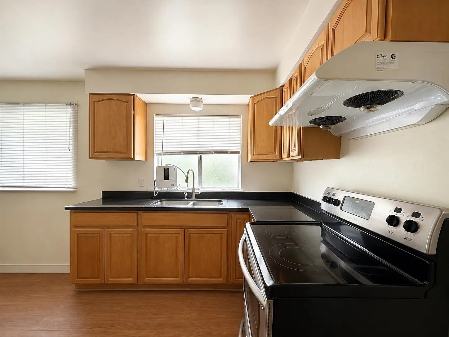 5 bed, 2800 sqft, $5,200 — Photo 4