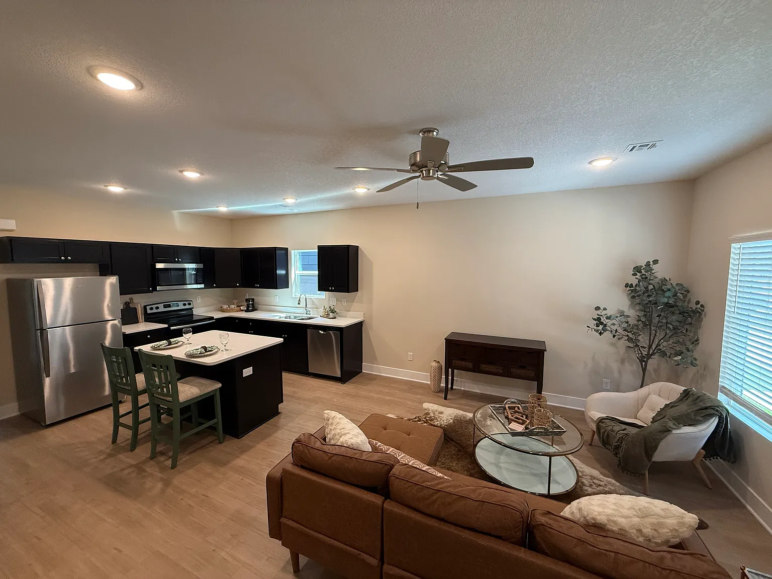 3 bed, 1100 sqft, $1,425 — Photo 2