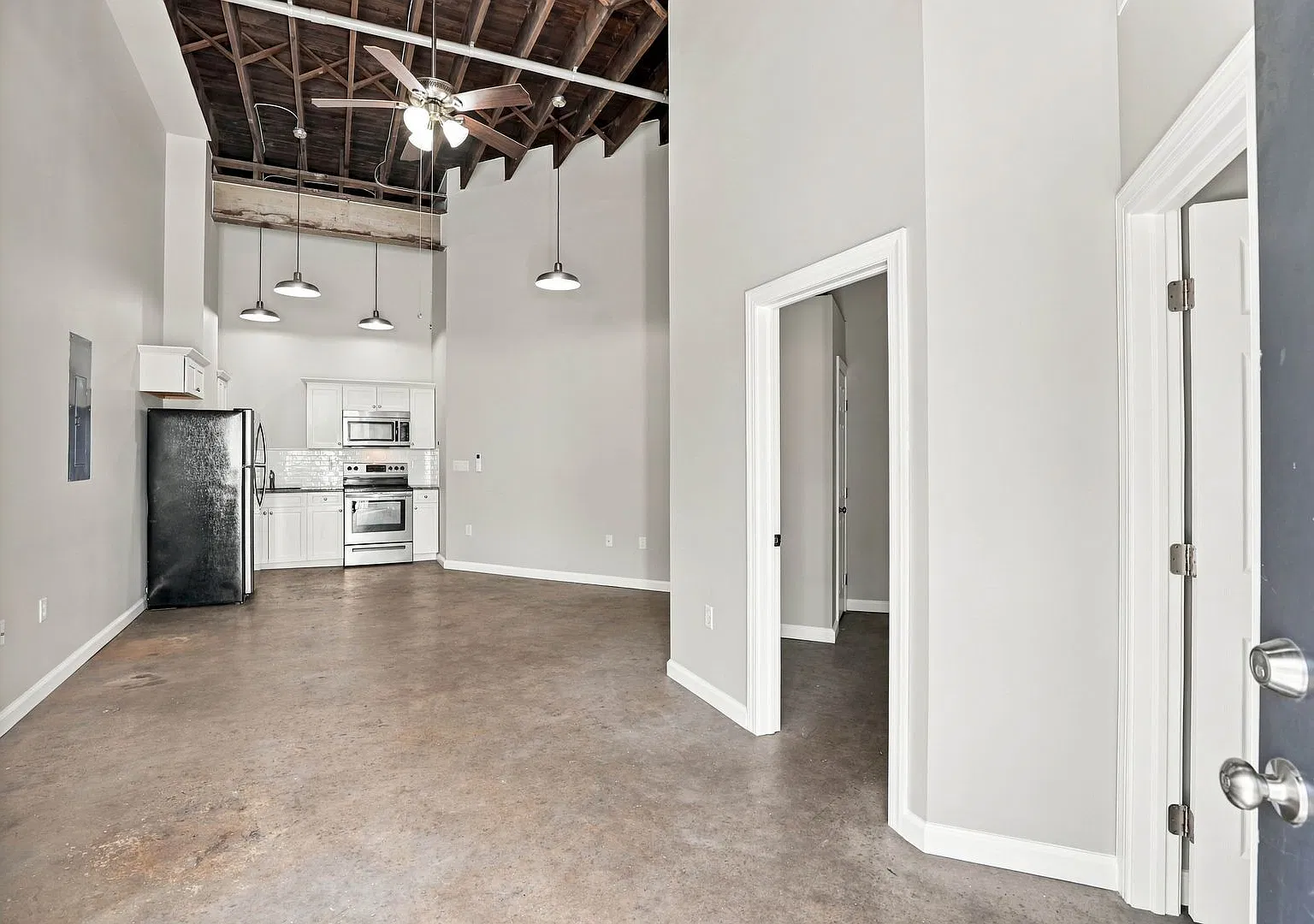 283 E Madison Street — Photo 3