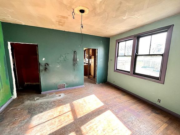 5th image of 260 Avalon St