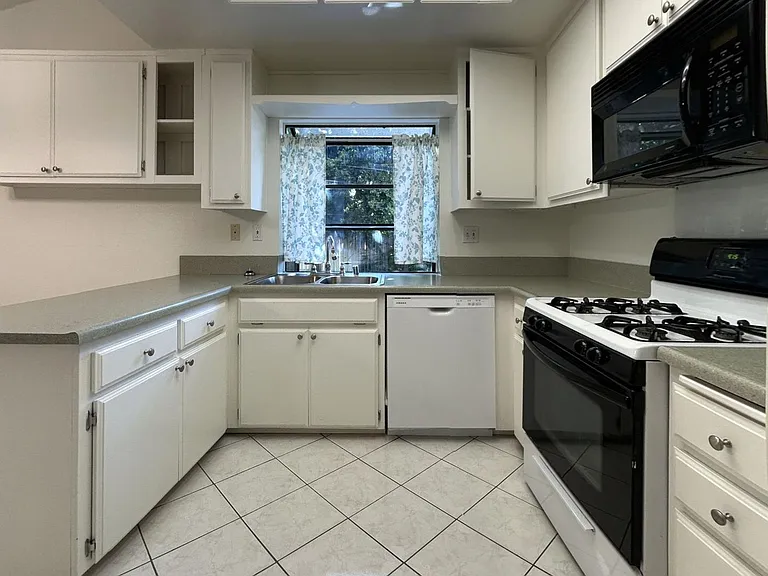 6064 Laura Ln — Photo 5