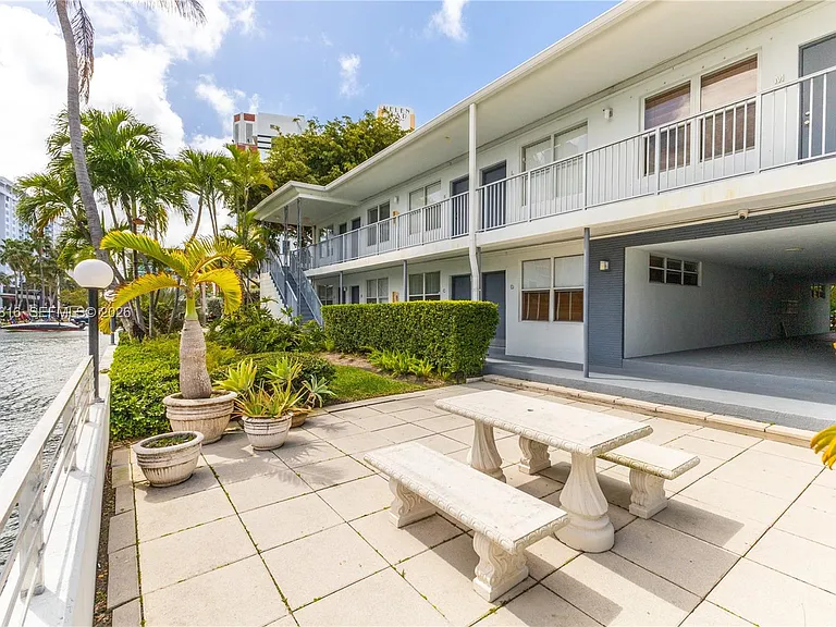 2445 Lake Pancoast Dr #J — Photo 20