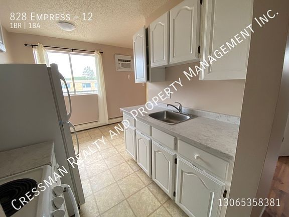 2nd image of 828 Empress St #12