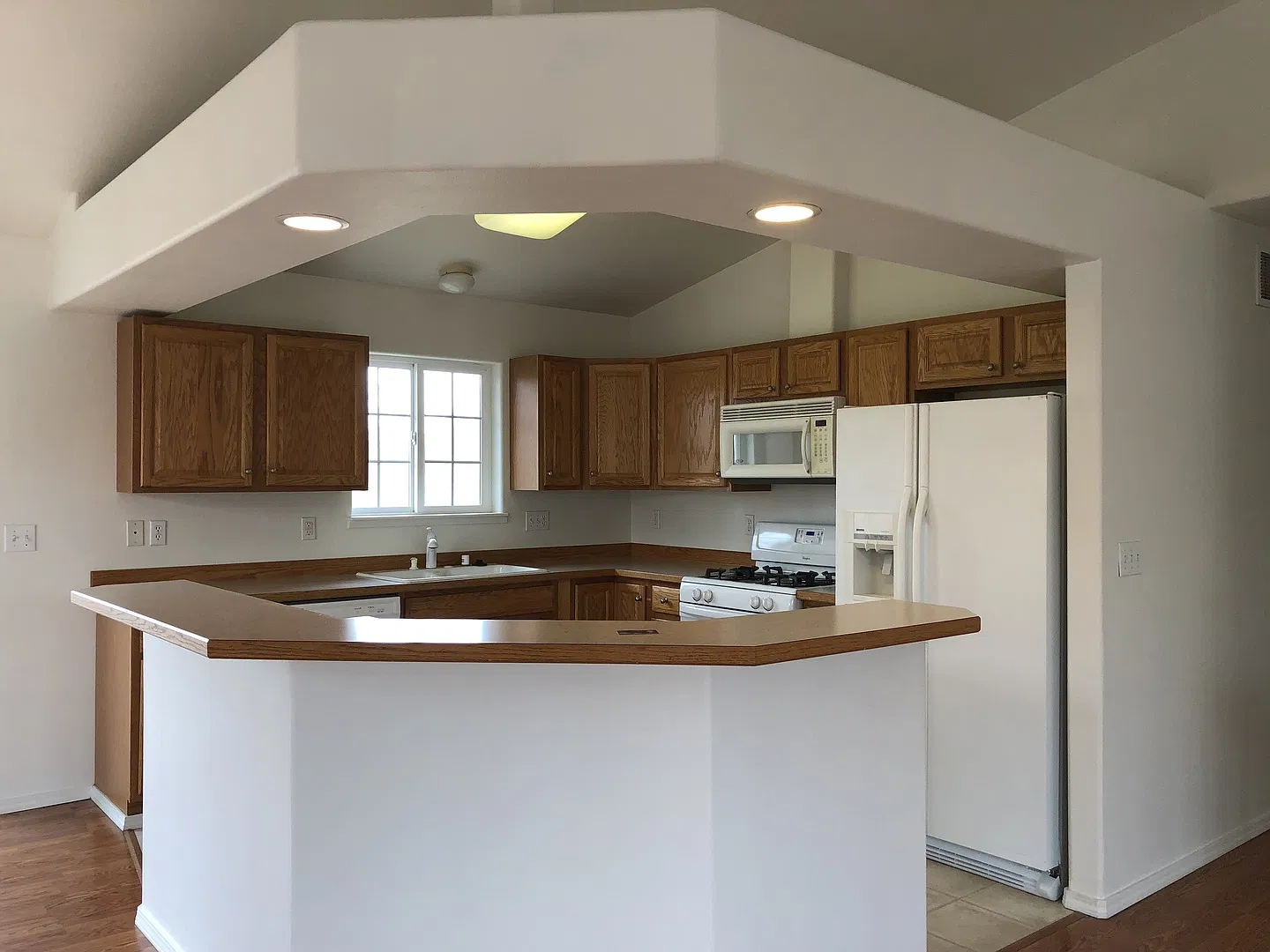 Fabulous 4BR, 3BA home with 2 car garage — Photo 3