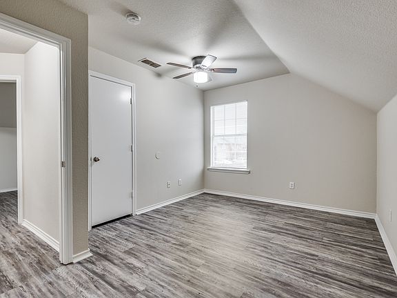 5th image of 321 Queens Ct S