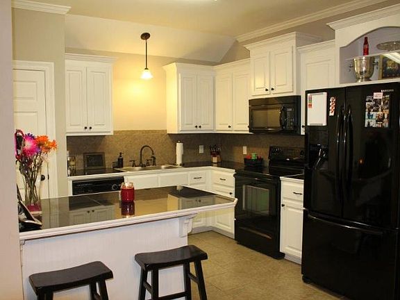 3rd image of 40421 Bailey Dr