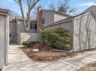 2206 Applewood Ct, Ann Arbor, MI 48103