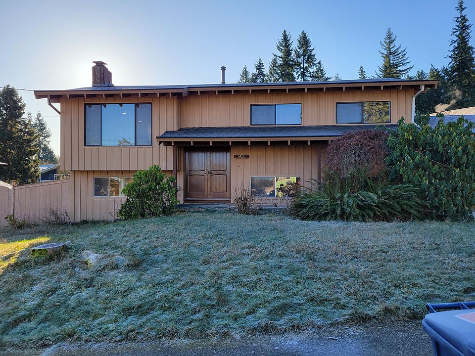 Front view. No big trees on the property. Only low maintenance lawn.