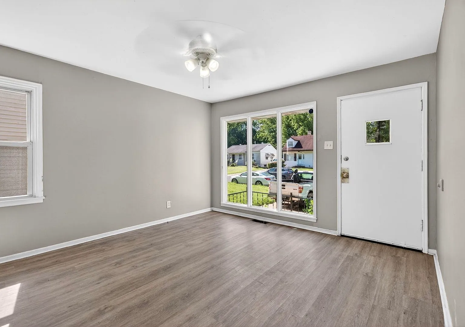 3 bed, 854 sqft, $1,100 — Photo 2