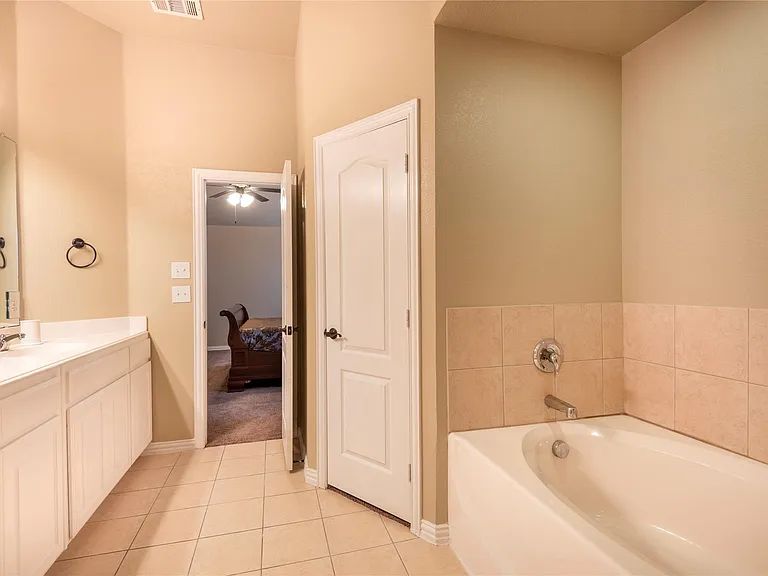 1010 Churchill Dr — Photo 14