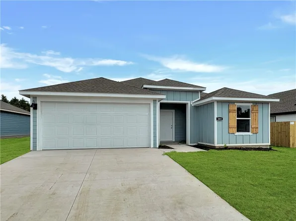 1301 Bates St, Gentry, AR 72734