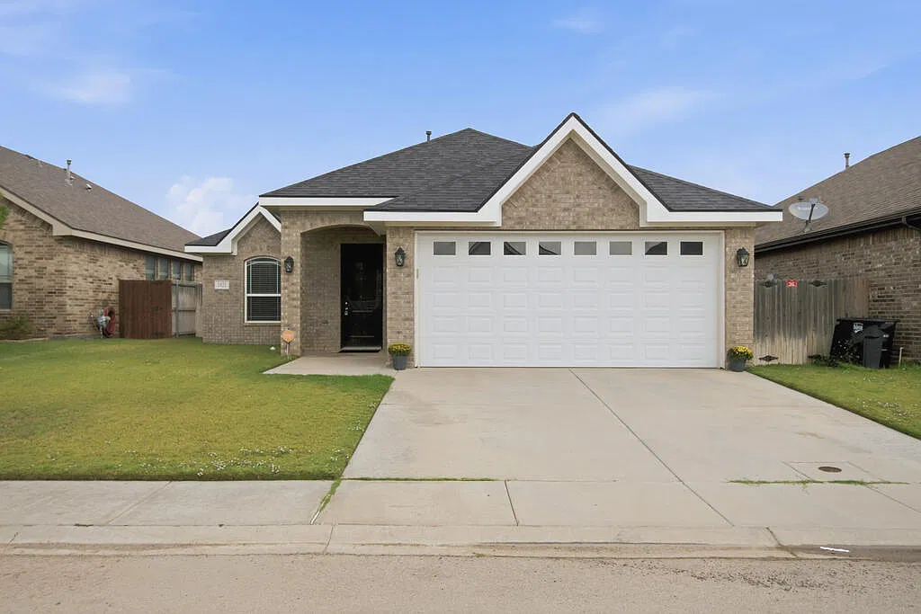 3 bed, 2.0 bath, 1731 sqft, $2,950 — Photo 1