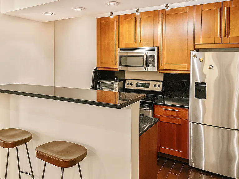 Kitchen with breakfast bar + stools