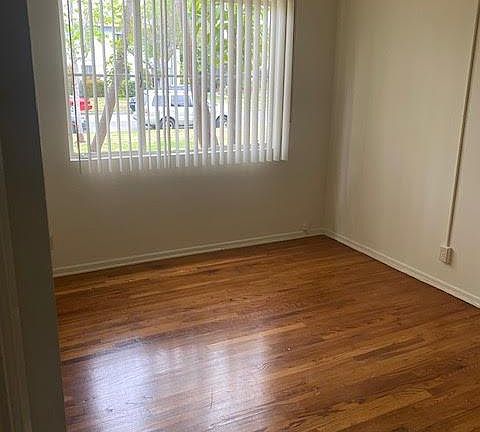 5th image of 3208 S Barrington Ave #A