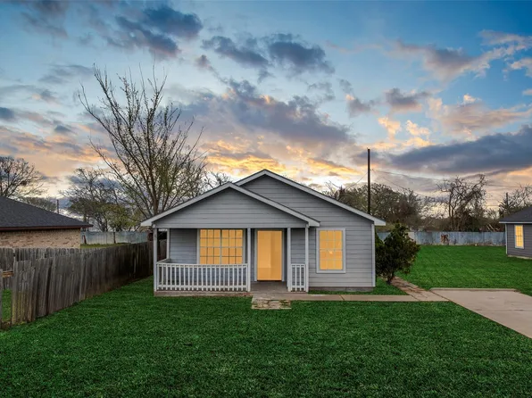 330 3rd St, Hempstead, TX 77445