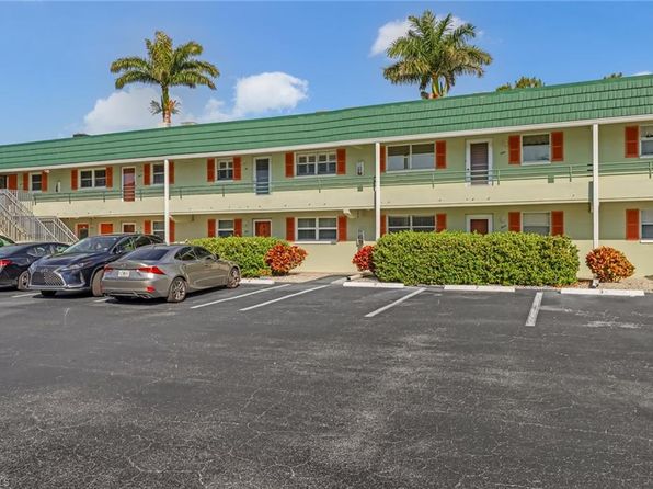 300 Valley Stream Dr #A-10, Naples, FL 34113