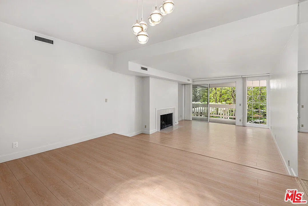 2 bed, 2.0 bath, 1966 sqft, $5,195 — Photo 1
