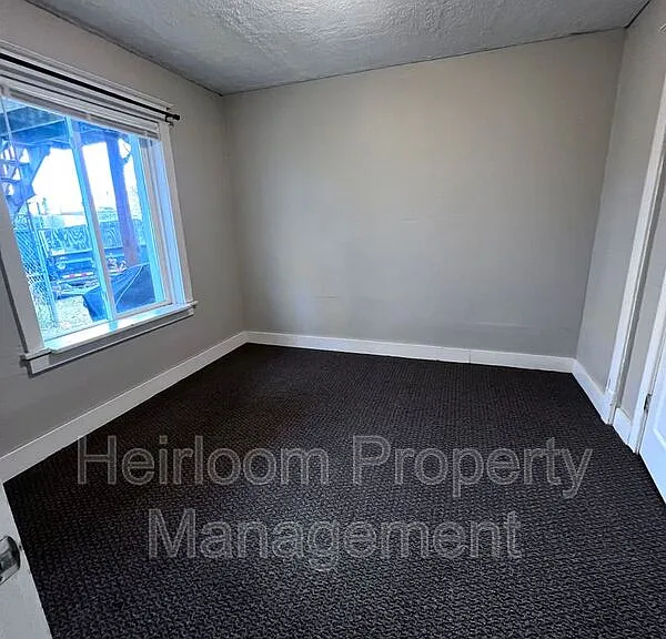 924 E 6th St #3 — Photo 9