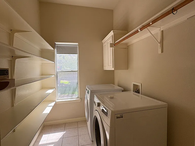 207 Kettleman Ln N — Photo 38