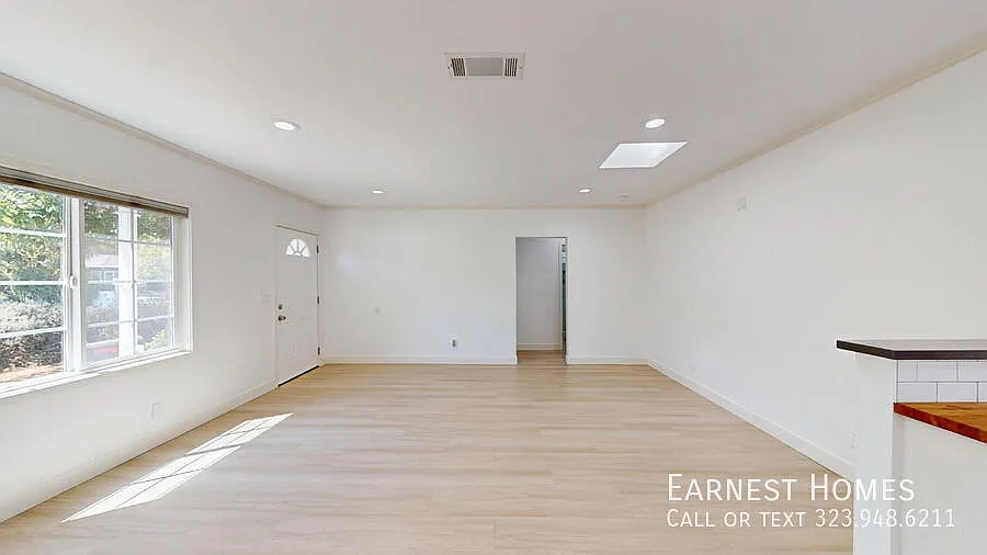 Beautiful 3-Bedroom Home with Spacious Yard & Included ADU in Sherman Oaks — Photo 4