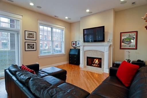 3rd image of 2905 N Halsted Ave #201