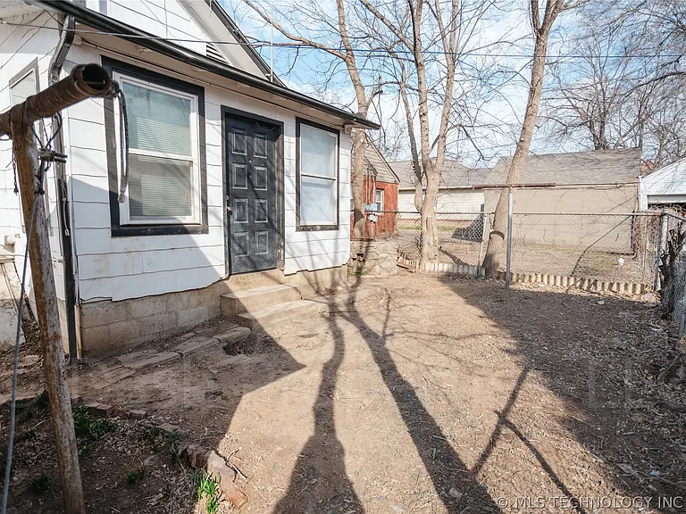 2604 E 7th St S — Photo 59