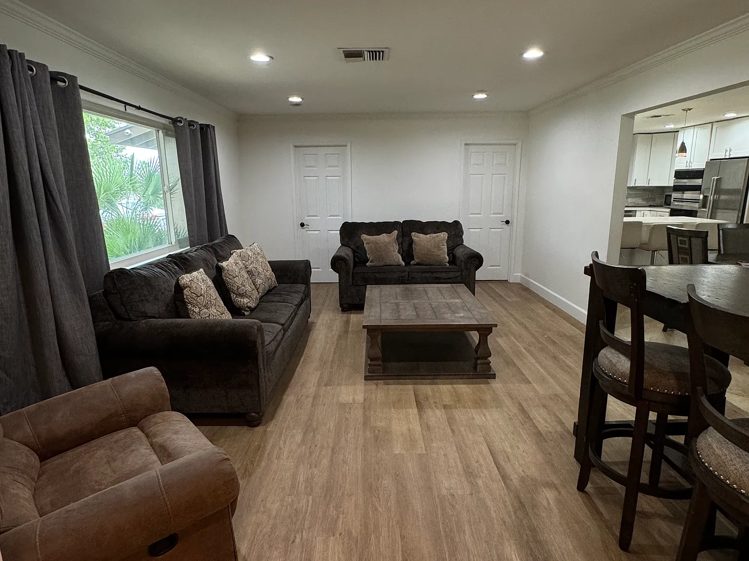 4 bed, 2100 sqft, $3,400 — Photo 2