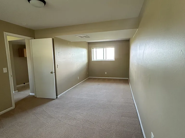Lower large bedroom
