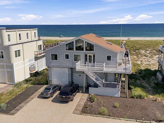 3rd image of 717 Dune Rd