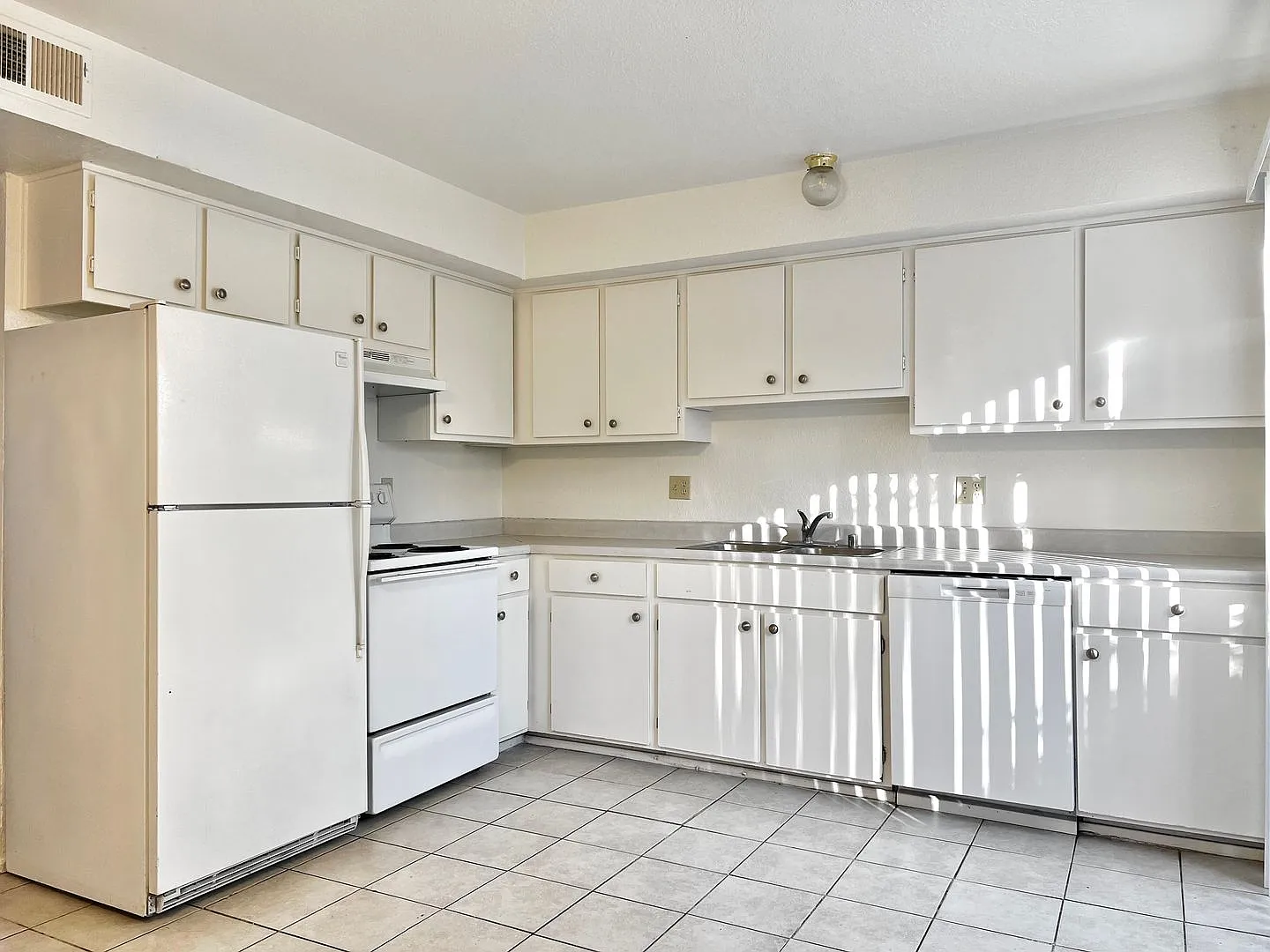 Apartment for Rent — Photo 2