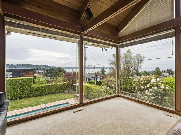 1092 Duchess Ave, West Vancouver, BC V7T 1G9