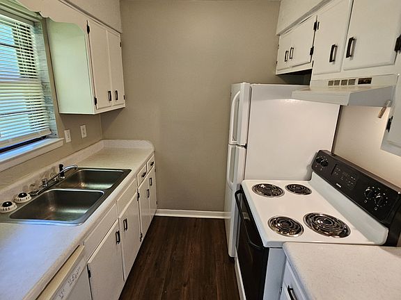 3rd image of 380 Gordon Dr