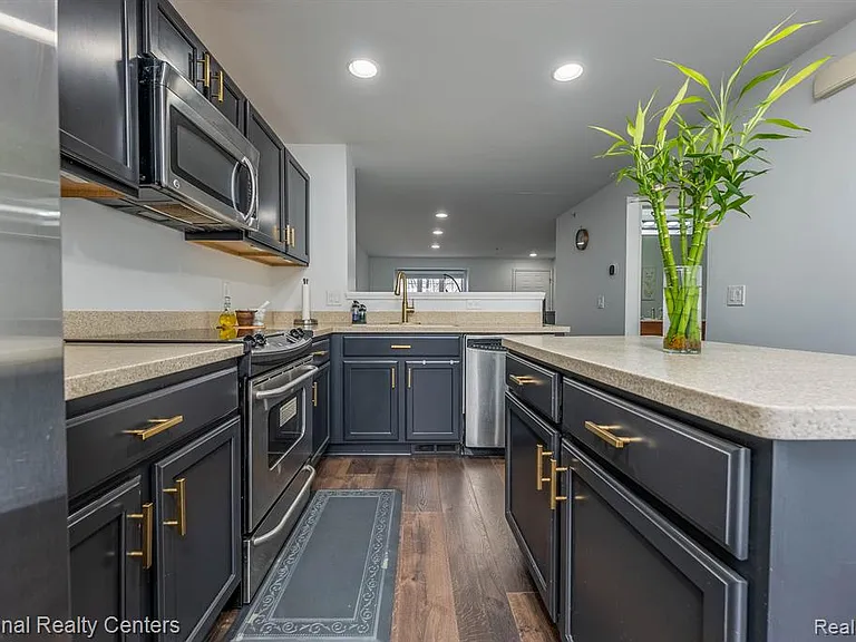 27863 Hopkins Dr — Photo 6