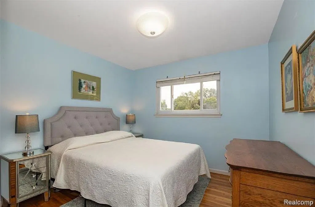 3 bed, 1.5 bath, 2549 sqft, $2,000 — Photo 2