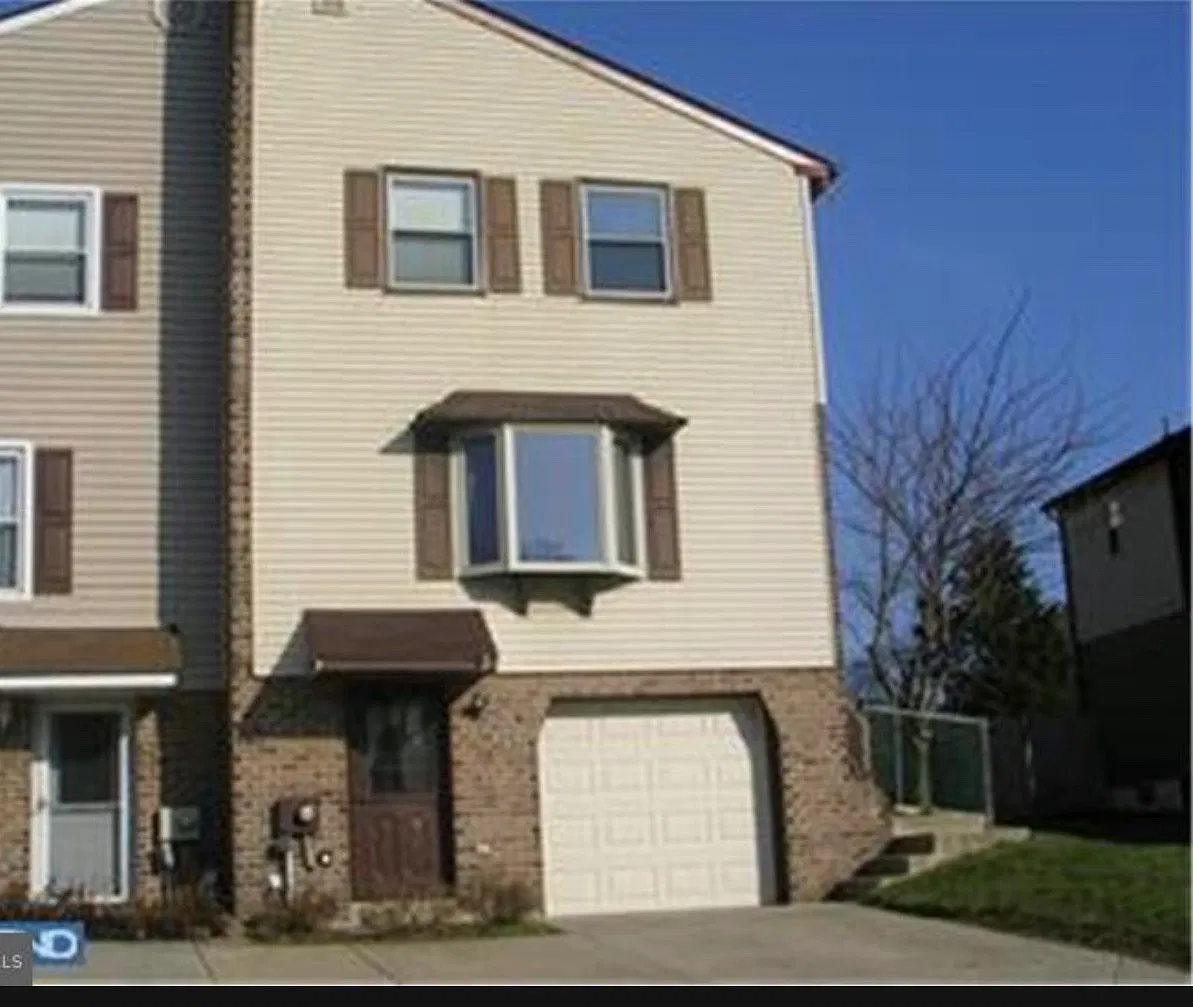 3 bed, 2.5 bath, 2260 sqft, $3,060 — Photo 1