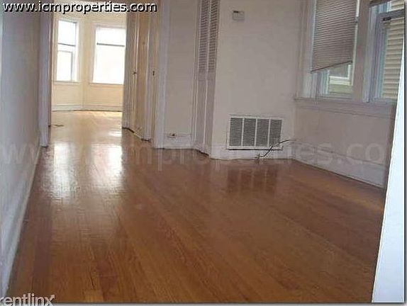 2nd image of 2200 W Foster Ave APT 2206-1