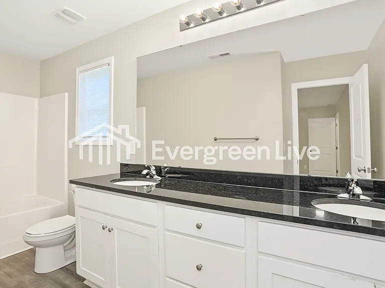840 N Main St — Photo 6