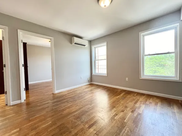 728 Courtlandt Avenue image 2 of 6