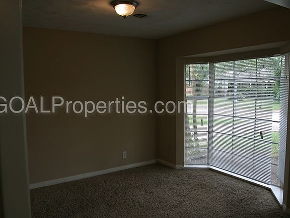 3rd image of 807 Fleetwood St
