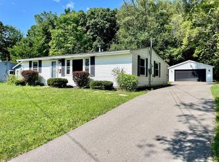 823 Oak Park Dr, Fenton, MI 48430