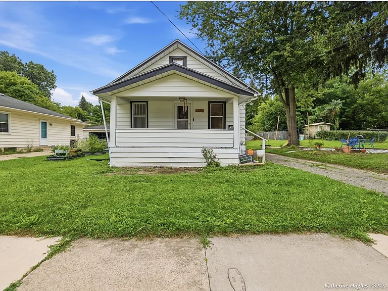 1250 Emerald Ave NE — Photo 1