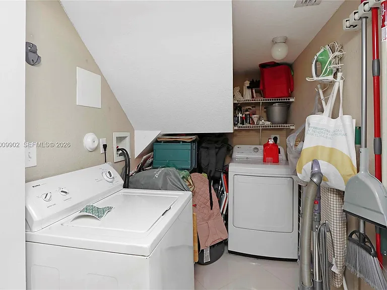 10921 NW 88th Ter — Photo 5